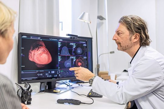 Der Brust-Computertomograph Nu:view scannt die Brust und erzeugt vollwertige, dreidimensionale Aufnahmen der weiblichen Brust, die das Weichgewebe sehr differenziert darstellen. Der Brust-Computertomograph Nu:view scannt die Brust und erzeugt vollwertige, dreidimensionale Aufnahmen der weiblichen Brust, die das Weichgewebe sehr differenziert darstellen.
