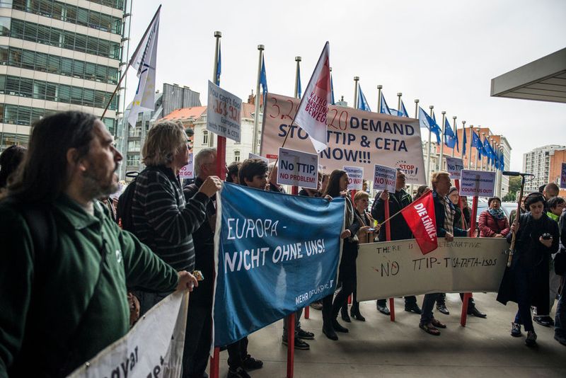Foto der symbolischen Unterschriftenübergabe der Bürgerinitiative Stop TTIP in Brüssel. (Bild:  Stop TTIP/Alex GD/Collectif Krasnyi)