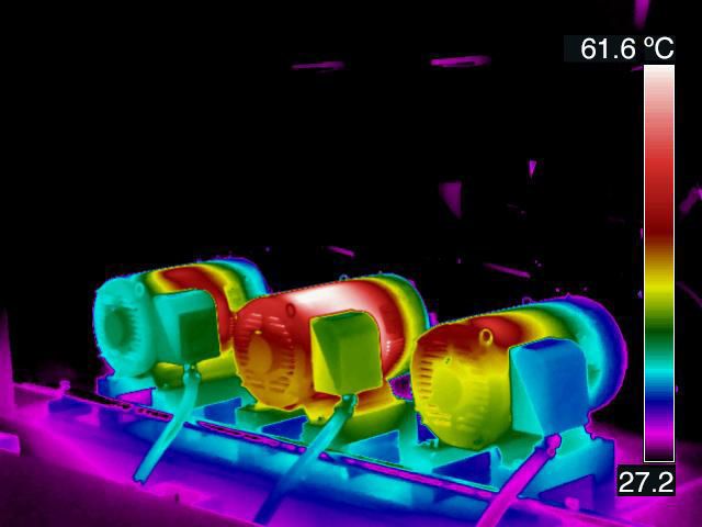 Mit der „1-Touch Level/Span“-Technologie von Flir kann man einen bestimmten Bereich im Wärmebild auswählen. Die Kamera passt Temperaturbereich und -spanne automatisch basierend auf dem Wärmekontrast an der betreffenden Stelle an. Wenn der Anwender einen Hot-Spot auf dem Wärmebild berührt (was im Bildschirm als Kreis dargestellt wird), regelt die Kamera die Temperaturspanne so, dass die höchste und niedrigste Temperatur innerhalb des Kreises angezeigt werden (Flir)