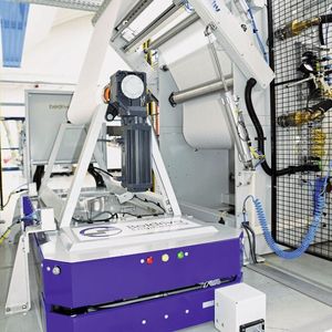 In einer flexiblen Textilproduktion spielt das FTS eine zentrale Rolle. Ausgestattet mit einem Wickler fährt es für die einzelnen Fertigungsschritte präzise die unterschiedlichen Produktionsmaschinen an. 