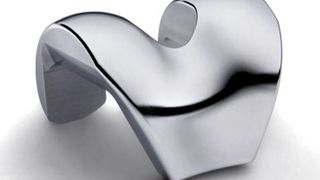 Durch die Funktion „Advanced Surface“ entstehen beim Fräsen spiegelblanke Oberflächen wie auf diesem Kniegelenk.  (Bild: Siemens)