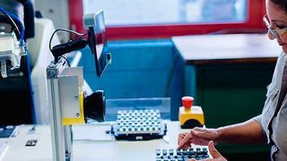 Unter welchen Bedingungen Mensch-Roboter-Kollaboration ein Gewinn für die Beschäftigten sein kann, demonstrieren zwei Forschungsprojekte. (Ludmilla Parsyak, Fraunhofer IAO)