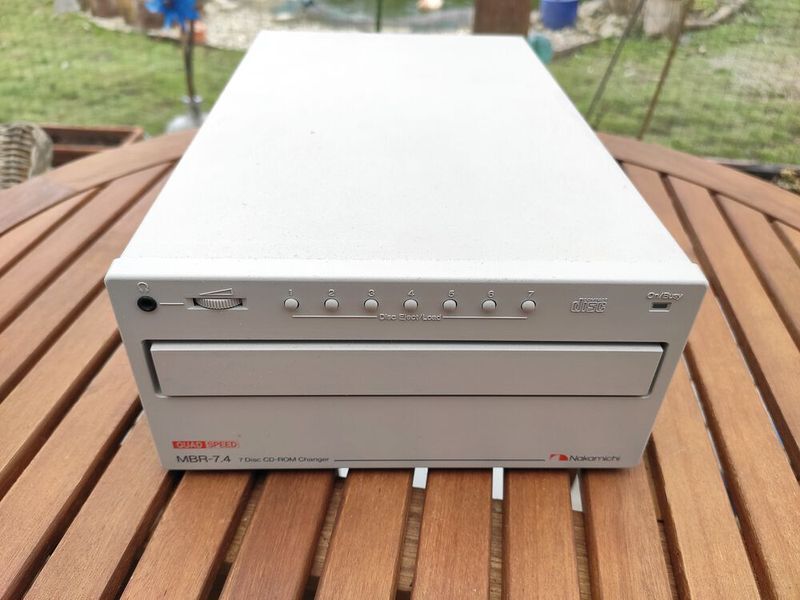 Seinerzeit praktisch für Clipart-Sammlungen: Der Nakamichi MBR-7.4 von 1995 ist ein 7fach-CD-Wechsler mit SCSI-Interface. (Vogel IT-Medien)