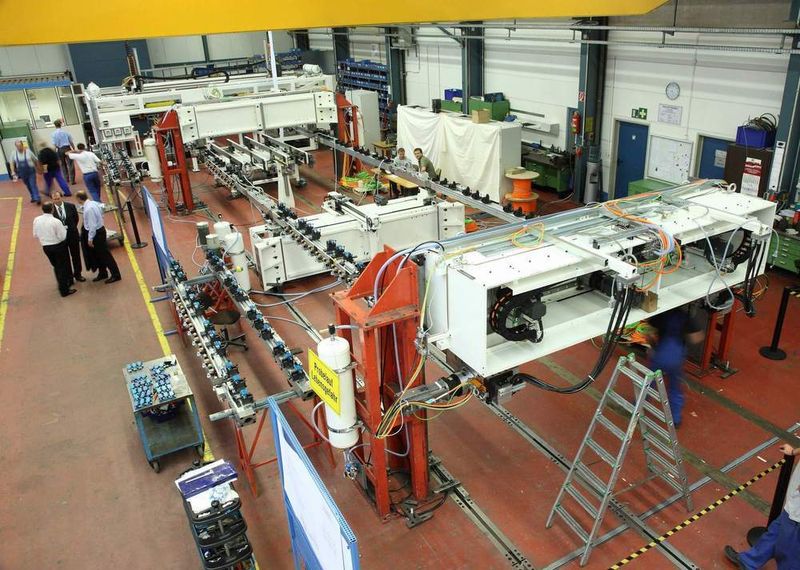 Bild 3: Die größte, je von Dreher gebaute Transferanlage mit Platinenlader war das Highlight der Hausmesse. (Archiv: Vogel Business Media)