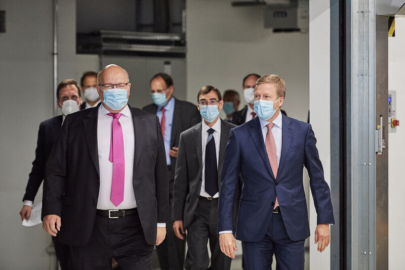 Bundeswirtschaftsminister Peter Altmaier und der Vorstandsvorsitzende der BMW AG, Oliver Zipse, im Wasserstoff-Kompetenzzentrum der BMW Group am BMW i Hydrogen NEXT.  (BMW)