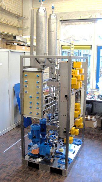 Insgesamt wurden drei Remote-Head-Pumpen geliefert. Eine wurde im Prototyp einer 15-kWh-Anlage eingebaut und bereits erfolgreich getestet. Die beiden anderen sollen in den zwei finalen Systemen im Rahmen des CMS-Experiments redundant eingesetzt werden, um das Fluid ohne Wärmeeintrag zu fördern. (Lewa)