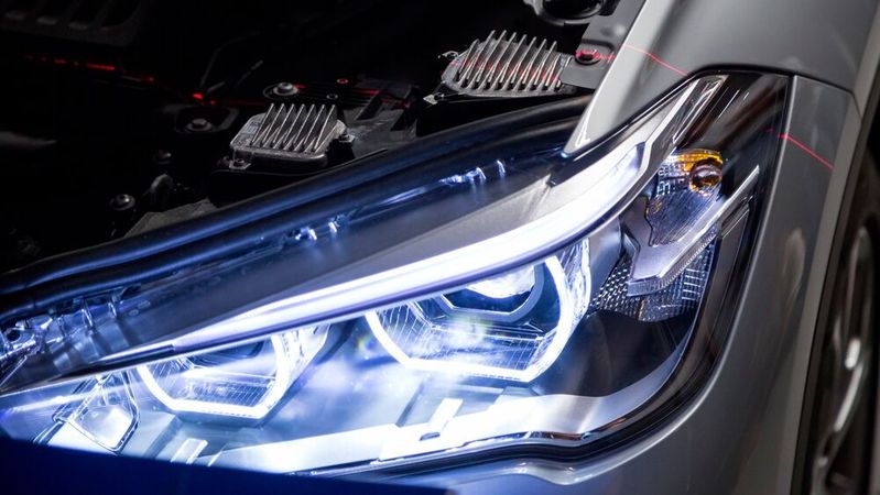 Sicherheitsrelevantes Designelement: Ist der Scheinwerfer kaputt, wird es oft teuer. Die Allianz-Versicherung will die hohen Kosten nicht mehr hinnehmen.(Bild:  ADAC)