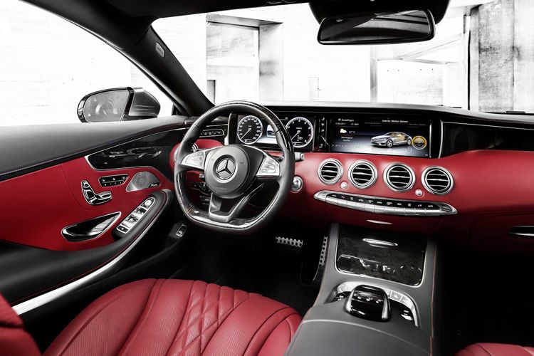 Im Cockpit dominiert edles Leder. (Foto: Daimler)