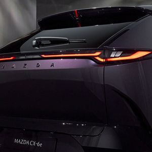 Die Käufer haben sie Wahl zwischen sieben Außenfarben, darunter die neue Lackierung Nightfall Violet, ein glänzender Farbton, der je nach Lichteinfall zwischen schimmerndem Purpur und fast schwarzem Schatten wechselt.(Bild:  Mazda)