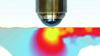 Bild 1: Mit der Tiefe der Randschicht kommt es beim Festwalzen zum Wechsel von der plastischen zur elastischen Verformung. Es entstehen Eigenspannungen, die einer Rissbildung und -ausbreitung entgegenwirken. (Bild: Ecoroll)