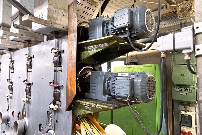 Die neuen Antriebe an den Präparationswalzen umfassen je sechs LSPM-Motoren an einem Umrichter. Sie liefern die geforderte Drehzahlgenauigkeit bei ausreichend hoher Regelgüte. (Bild: SEW-Eurodrive)