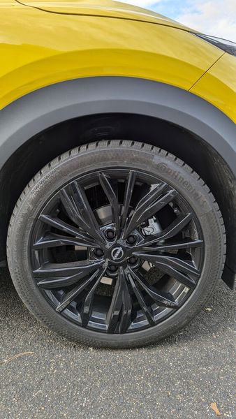 Die schwarzen 19-Zoll-Leichtmetallfelgen sind der N-Sport-Variante vorbehalten. (Bild: Rosenow – VCG)