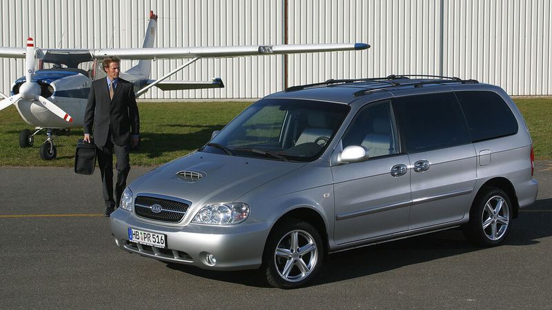 Ebenfalls 1998 kam der Kia Carnival auf den Markt. Er war hierzulande einer der größten erhältlichen Vans. Zwar war der Wagen günstig, eine hohe Pannenanfälligkeit und Verarbeitungsmängel sowie Sicherheitsdefizite sorgten rasch für einen negativen Ruf. Im Frühjahr 2010 nahm Kia den Carnival in Deutschland aus dem Programm. (Bild: Kia)