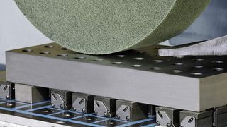 Geringere Rüstzeiten, kürzere Bearbeitungszeiten: beim µ-genauen Schleifen amortisieren sich die Quadratpol-Schleifplatten von SCHUNK innerhalb kürzester Zeit. (Bild: Schunk)
