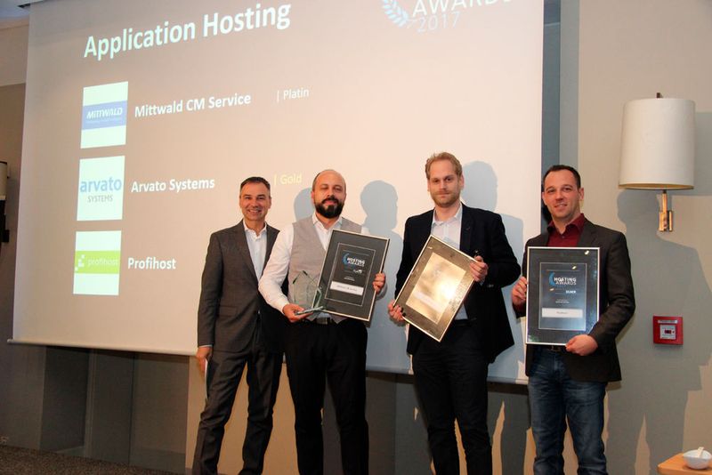 Die Gewinner der Kategorie „Application Hosting“: Mittwald CM Service (Christian Menke), Arvato Systems (Stefan-Dieter Keil) und Profihost (Marc Zocher). (Bild: Vogel IT-Akademie)