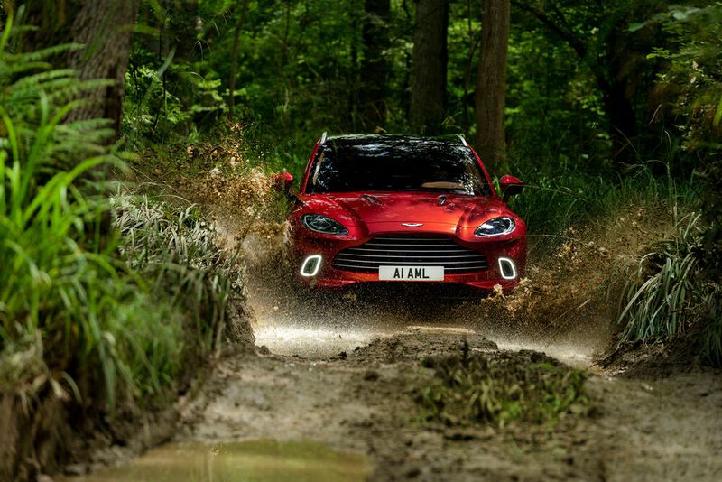 Aston Martin will mit dem DBX ab Herbst zu Preisen knapp unter 190.000 Euro die Liga der leistungsstarken Luxusgeländewagen aufmischen. Aston Martin will mit dem DBX ab Herbst zu Preisen knapp unter 190.000 Euro die Liga der leistungsstarken Luxusgeländewagen aufmischen.