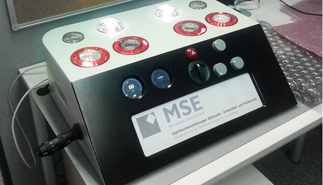 Der Demonstrator wurde von MSE extra entwickelt, um das Zusammenspiel von den Anzeigenelementen mit den Hardware-Teilen wie Blinker und Lichter außerhalb des Fahrzeugs überprüfen zu können. (From & Drang)