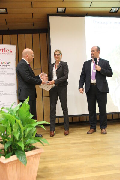 Und Sieger der Kategorie „Bester Zulieferer oder Dienstleister im Healthcare Sektor“ ist die Ceramtec GmbH. Den Preis nimmt Heike Wolf entgegen. (Bild: Finus)
