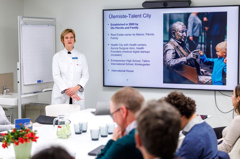 Amjärv informierte über Ülemiste, Bezirk in Tallinn und „Talent City“. Die Stadt beherbergt nicht nur Start-ups, sondern auch Gesundheitszentren wie dieses oder die Aurora Klinik für Chirurgie. (Bild: © Raul Mee)
