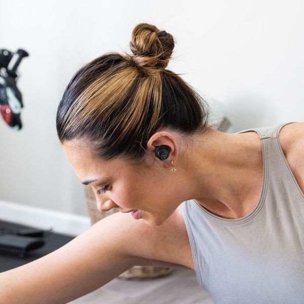 Die neuen JBuds Air Pro von JLab bieten Akkulaufzeiten von mehr als neun Stunden. (Bild: JLab)