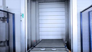 Die Tore von Efaflex schließen das Kühlhaus nach außen hermetisch ab. (Efaflex)