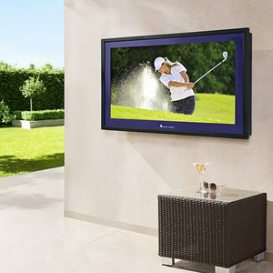 Bei www.proidee.de gibt es den Aqualite Outdoor Fernseher AQLH 42 vom englischen Spezialisten für Allwetter-TVs und Außenmonitore. So kann man für 7.199 Euro die Fußball-EM im freien genießen.