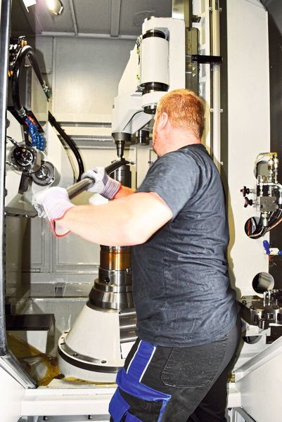 Die Wälzfräsmaschine R 300 von Emag Richardon, die bei HKS in Neukirch aufgestellt ist, ist sehr gut zugänglich. Das garantiert schnelle Umrüstprozesse. (Emag)