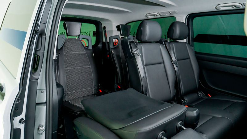 Wird kein Rollstuhl befördert können optional zusätzliche Sitze in der zweiten Reihe eingesetzt werden. So bietet der Van Platz für sieben Personen. (Bild: Mercedes)