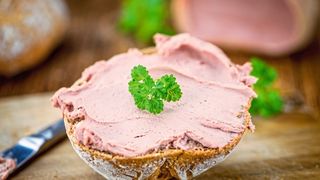 Das Hepatitis-E-Virus (HEV) ist eine Hauptursache der akuten Virushepatitis. Auch in Deutschland sind die gemeldeten Fälle in den letzten zehn Jahren stark angestiegen. Übertragen wird der Erreger über rohes Fleisch und verunreinigtes Wasser. (Symbolbild) (©HandmadePictures - stock.adobe.com)