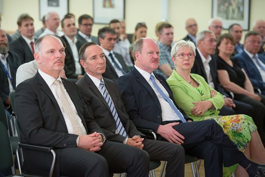 v.l.n.r.: Willi Frantz, Geschäftsführer Total Raffinerie Mitteldeutschland, Christof Günther, Geschäftsführer Infraleuna, Thomas Webel, Minister für Landesentwicklung und Verkehr des Landes Sachsen-Anhalt und Dietlind Hagenau, Bürgermeisterin der Stadt Leuna, bei der feierlichen Eröffnung. (Tilo Weiskopf)