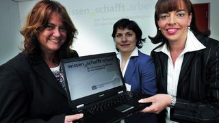 Sie läuteten auf einer Pressekonferenz in Chemnitz den Start des Wettbewerbs „wissen.schafft.arbeit“ ein (v.l.): Prof. Dr. Cornelia Zanger, Manuela Zenk (beide TU Chemnitz) und Katharina Brunke, Postbank Firmen-kunden AG.Bild: Schmidt (Archiv: Vogel Business Media)