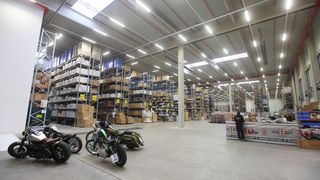 Der Harley-Davidson-Ersatzteilhändler Custom Chrome Europe setzt bei Inventuren jetzt auf Statcontrol Cloud von Remira. Dabei spare der Motorradteileexperte, der über 25.000 Harley-Komponenten auf Lager hat, immens Zeit. Lesen Sie, wie das funktioniert. (Bild: Custom Chrome)