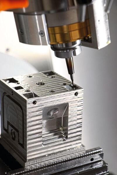 Die in der Kern Micro HD eingesetzten Linearmotore bringen gegenüber Kugelgewindeantrieben deutliche Vorteile in Dynamik und Regelgenauigkeit. (Kern Microtechnik)