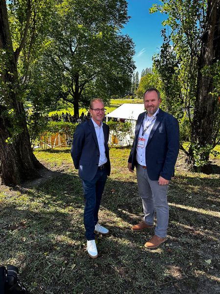 Jürgen Brumbauer und Mike Rakowski (l., ALSO) sind neugierig, wieso so viele Menschen unten im Sommergarten grüllen? (Bild: Vogel IT-Medien)