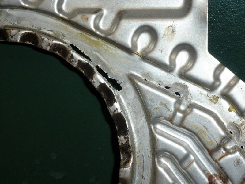 Von der Foulingschicht befreite PWT-Platte mit korrodierter Dichtungsnut (Bild: AKK)