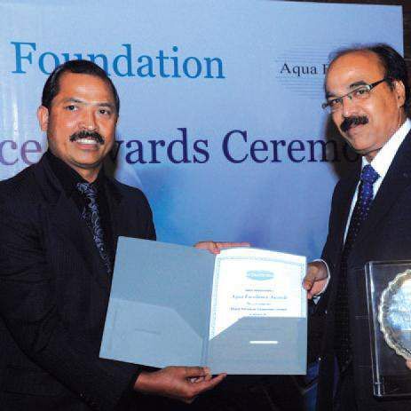 Vincent H. Pala is giving award to Shrikant S. Desai, DGM - Admin Services, BP.  (Picture: PROCESS India)