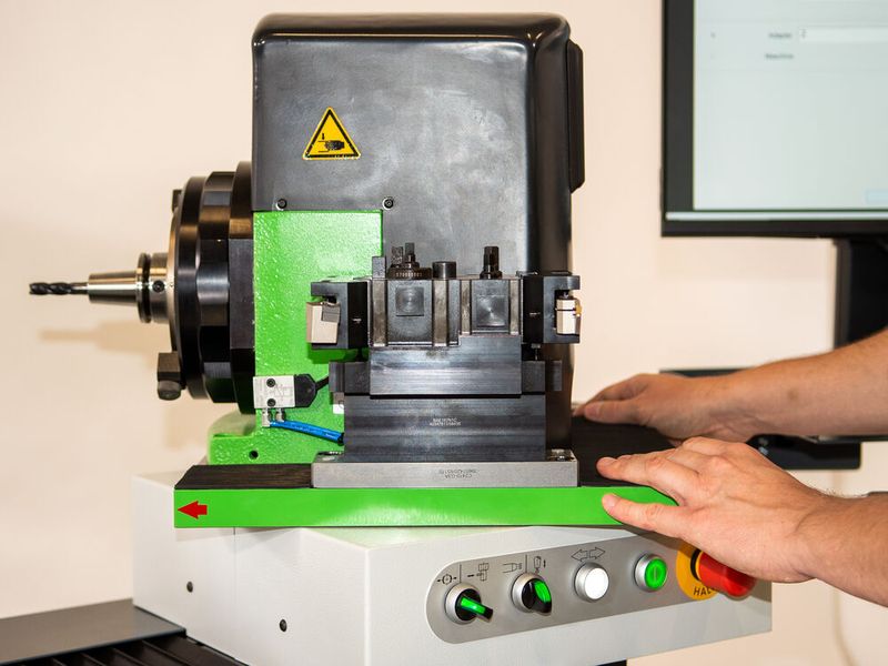 Blick auf den Schwenktisch des Kenova set line H343, der auch für Sonderaufnahmen geeignet ist. Seine Wiederholgenauigkeit liegt bei rund einem Mikrometer. (Bild: Kelch)