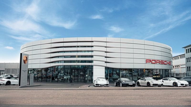 Nach nur 15 Monaten Umbauzeit konnte das Porsche-Zentrum Koblenz im Frühjahr 2024 wieder eröffnet werden.(Bild:  Löhr & Becker)