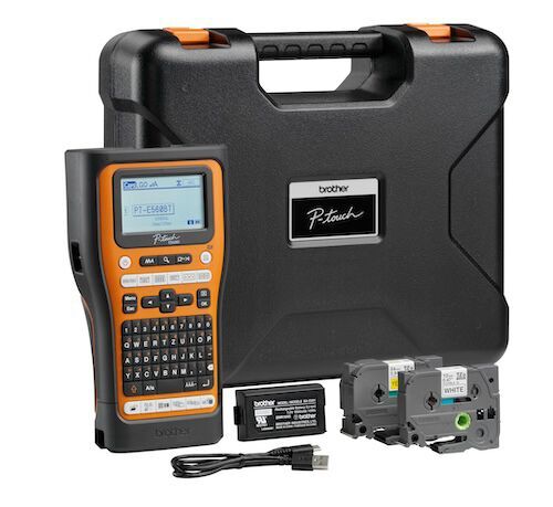 Brother GmbH (Halle 12.0, Stand F71): Die Entwickler von Brother bringen eine verbesserte Variante der Beschriftungsgeräte P-touch mit zur Messe, die nun auch mit Bluetooth-Schnittstelle verfügbar ist. Das neue P-touch mit Bluetooth-Schnittstelle ist in zwei Versionen erhältlich: Das PT-E310BT ist für Bänder und Schrumpfschläuche bis zu 18 mm Breite geeignet. In das PT-E560BT passen auch die Bänder und Schrumpfschläuche mit bis zu 24 mm Breite.  (Bild: Brother)