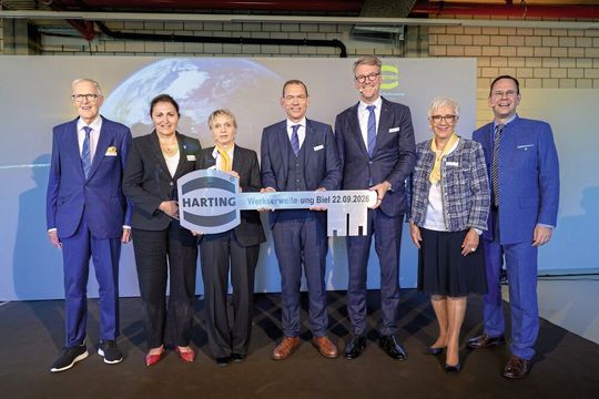 Mit der Schlüsselübergabe markiert Harting symbolisch den Abschluss der Werkserweiterung in Biel. Im Bild (v.l.n.r.): Senior-Chef Dietmar Harting, Glenda Gonzalez Bassi, Stadtpräsidentin Biel, Susanne Giehl, Managing Director Harting Biel, Andreas Conrad, Vorstand Operations, CEO Philip Harting, Senior-Chefin Margrit Harting und Dr. Sebastian Friess, Vorsteher des Amts für Wirtschaft für den Kanton Bern.(Bild:  Harting)