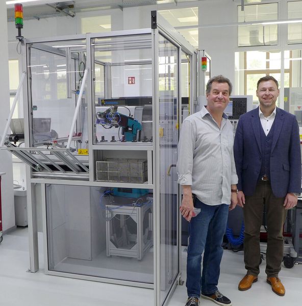 Von rechts: Björn Wied, Geschäftsführer Wietec GmbH, und Bernd Amann, technischer Leiter von Eberle GmbH & Co. KG, blicken auf eine sehr gute Zusammenarbeit in Sachen Automatisierung der Drehprozesse zurück.  (Bild: Wietec)