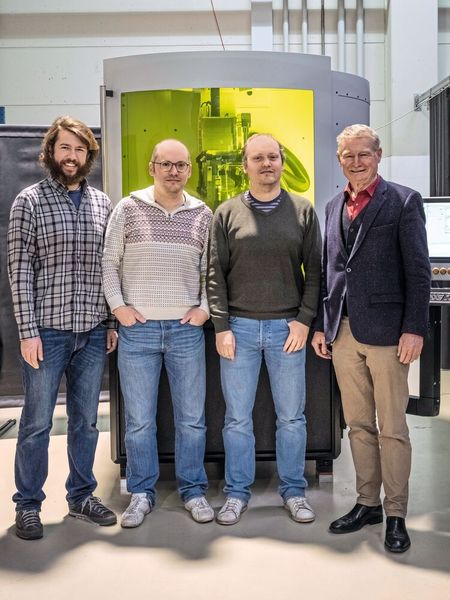 Basis für die KLM-E1 ist das Know-how von Maschinenbau- und Laserspezialisten. Grossen Anteil daran haben neben Ekkehard Alschweig (rechts) vor allem (v. l. n. r.) Simon Fischer, KLM, Ronald und Martijn Sipkema, beide Lightmotif B.V., nicht im Bild: Max Groenendijk,  GF Lightmotif.  (Bild: KLM Microlaser)