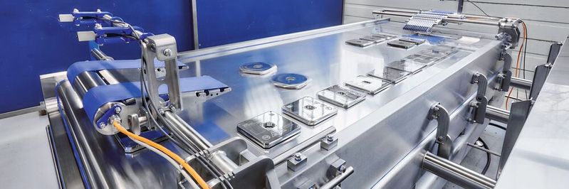 Das Planarmotorantriebssystem XPlanar wird durch den Einsatz von nichtmagnetischem Edelstahl bei den Kacheln und Movern auch den hohen Hygieneanforderungen des Formax Free Movement System (FMS) von Provisur gerecht. Das Planarmotorantriebssystem XPlanar wird durch den Einsatz von nichtmagnetischem Edelstahl bei den Kacheln und Movern auch den hohen Hygieneanforderungen des Formax Free Movement System (FMS) von Provisur gerecht.