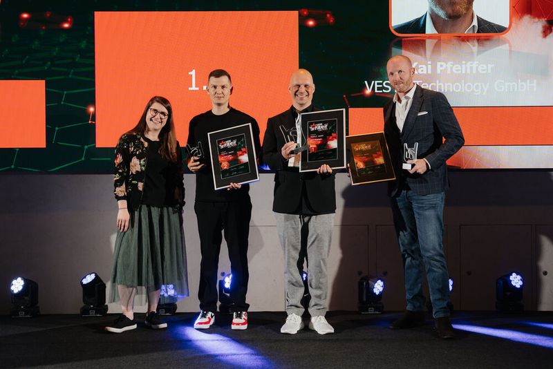 Sabine Wolz (Mercedes-Benz) und die Gewinner der Cloud Native Rockstar Awards in der Kategorie People: Artem Lajko (iits-consulting, 2. Platz), Miki Mustapic (DZ Bank, 1. Platz), Kai Pfeiffer (Vesta Technology, 3. Platz).  (Bild: Manuel Emme Fotografie / Vogel IT-Akademie)