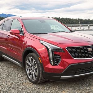 Zusammen sollen sie unter anderem den Absatz des neuen kompakten Premium-SUV Cadillac XT4 voranbringen.(Bild:  Cadillac)