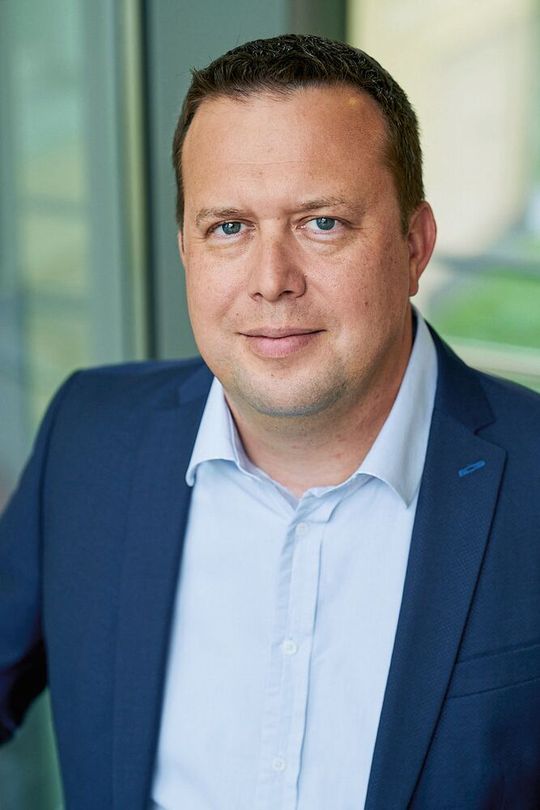 Oliver Sax ist Teil des Vorstandes von Ceratizit und verantwortlich für die Bereiche Zerspanung und Stäbe. Er leitet den zur Plansee-Gruppe gehörenden Spezialisten für Zerspanungswerkzeuge und Hartmetalllösungen. Sax verantwortet die strategische Ausrichtung des Weltmarktführers und setzt dabei insbesondere auf den Ausbau der Kreislaufwirtschaft sowie die technologische Unabhängigkeit bei der Versorgung mit dem kritischen Rohstoff Wolfram. Das Unternehmen blickt auf eine über 100-jährige Expertise in der Werkstoffentwicklung zurück.(Bild:  Ceratizit Deutschland GmbH)
