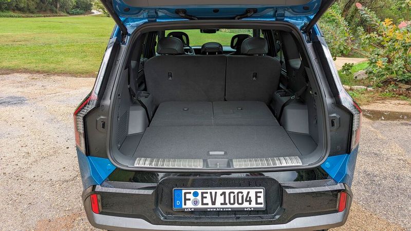 Die hinterste Reihe lässt sich per Knopfdruck aus dem Laderaum elektrisch zusammenklappen. (Bild: Rosenow – VCG)