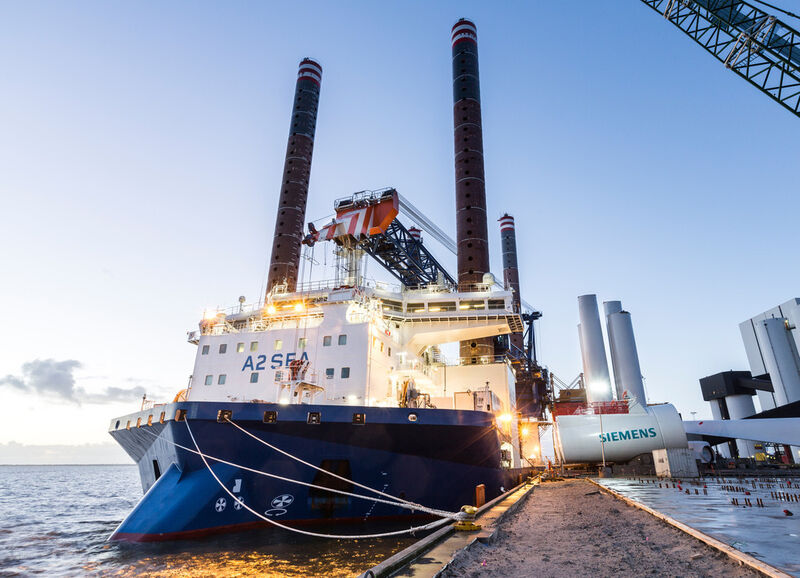 Das neue Installationsschiff der Siemens-Beteiligung A2SEA, der Sea Installer, ist speziell für den Transport und die Errichtung von großen Offshore-Windenergieanlagen entwickelt und gebaut worden. (Bild: Siemens)
