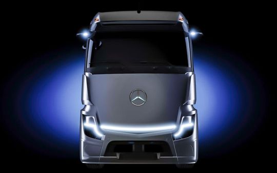 Der batterieelektrisch angetriebene Daimler-Truck „eActros Longhaul“ für den Fernverkehr rollt in den Praxiseinsatz. Erproben dürfen ihn Amazon und Rhenus. Hier mehr dazu. Der batterieelektrisch angetriebene Daimler-Truck „eActros Longhaul“ für den Fernverkehr rollt in den Praxiseinsatz. Erproben dürfen ihn Amazon und Rhenus. Hier mehr dazu.
