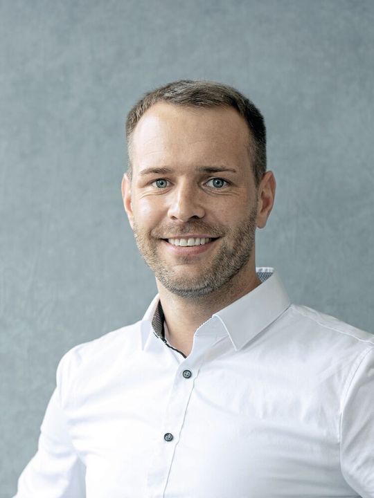 Manuel Welte, Prozessmanager Technik & Verfahren bei der Aesculap AG: «Wir streben stets eine Technologieoffenheit an, um wettbewerbsfähig zu bleiben. Dies war mit ein Grund, die Entgratung unserer Sägeblätter ‹Rapid Action› von einer manuellen auf eine automatisierte Bearbeitung umzustellen.»(Bild:  Ultratec Innovation GmbH)